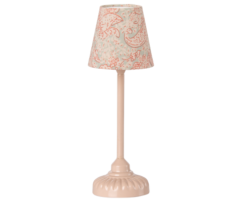 Vintage-Stehlampe in Powder mit gemustertem Schirm, freigestellt