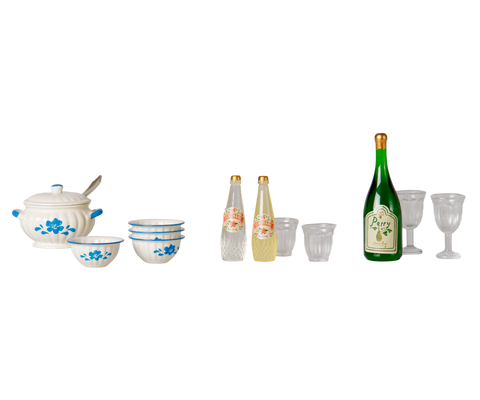 Suppen-Set freigestellt: Kanne, Tassen, Gläser, Flasche und Geschirr
