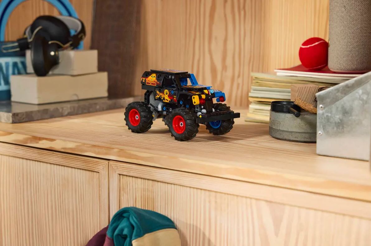 LEGO Technic Monster Jam™ Grave Digger™ Feuer und Eis 42219 - Bild 8