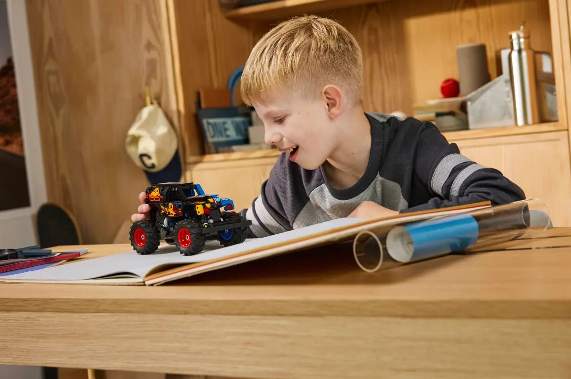 LEGO Technic Monster Jam™ Grave Digger™ Feuer und Eis 42219 - Bild 7