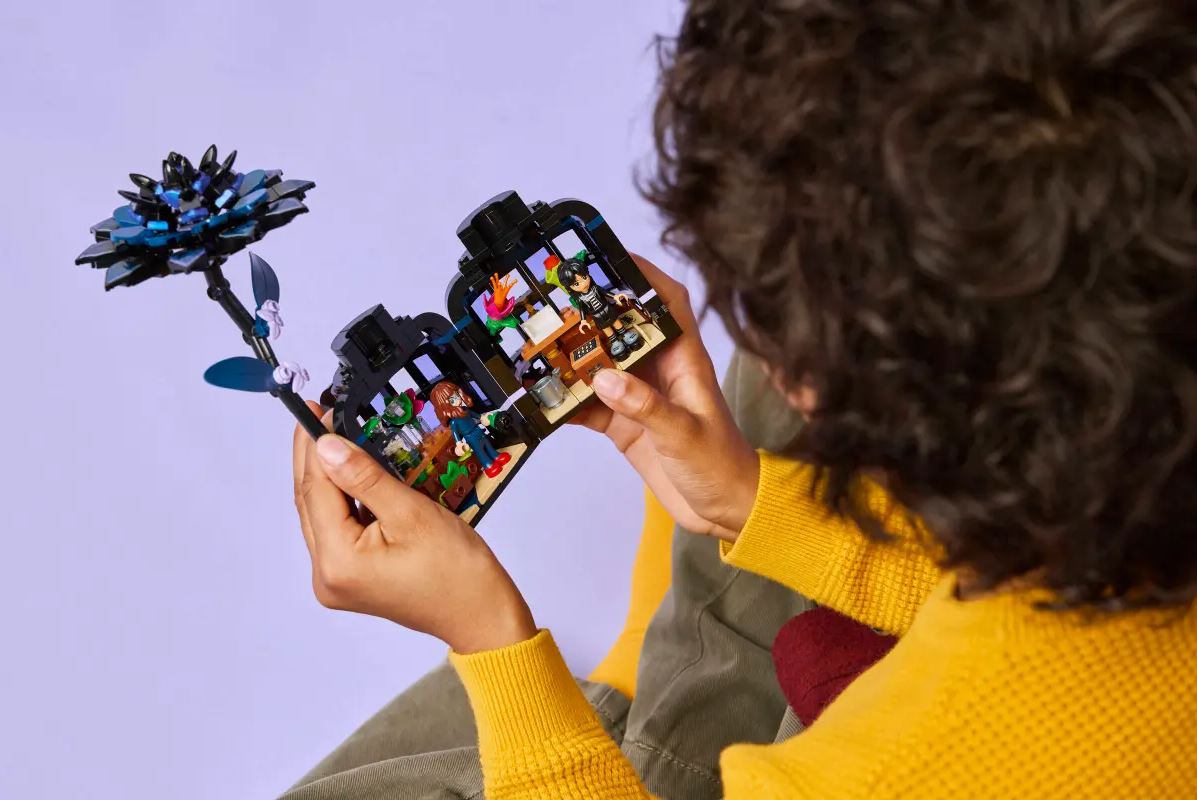 LEGO Wednesday Schwarze Dahlie 76784 - Bild 6