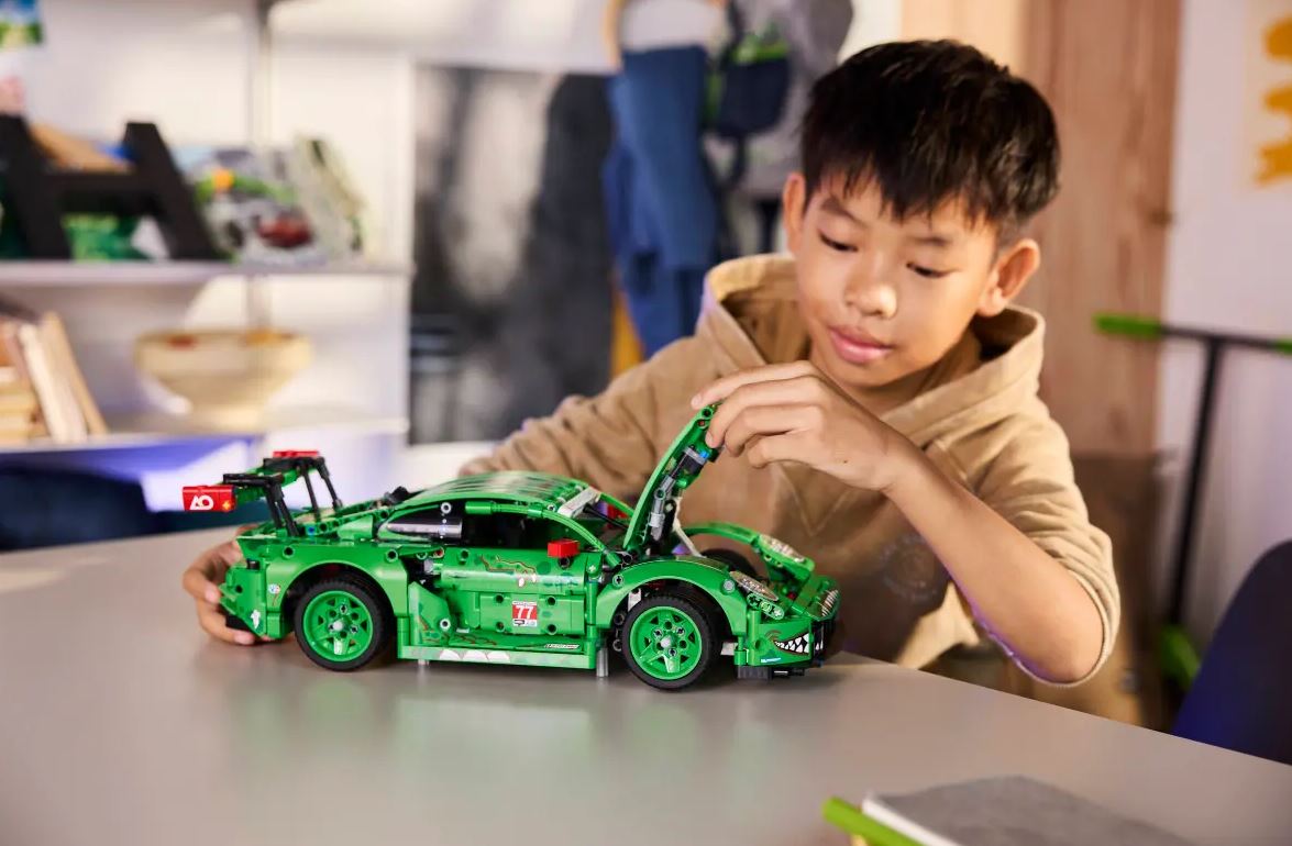 LEGO Technic Porsche 911 GT3 R REXY AO Racing Rennwagen 42224 - Bild 7