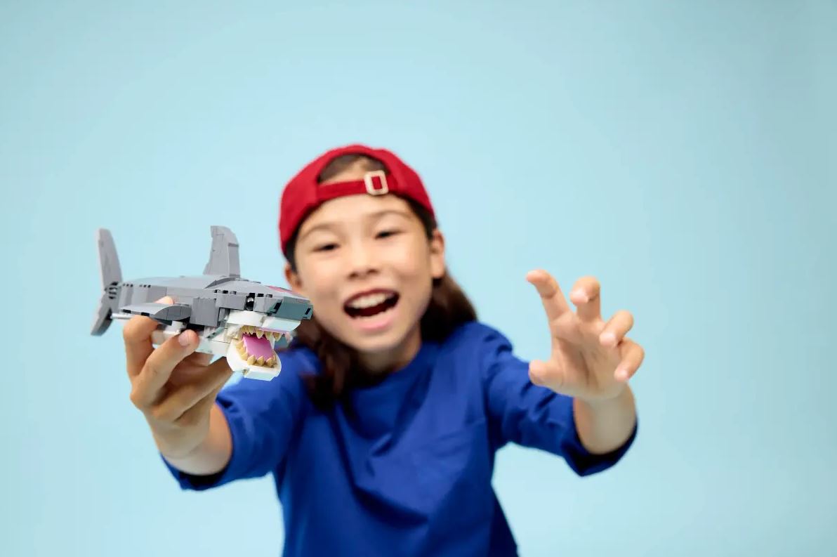 LEGO Creator 3-in-1 Wilder Hai mit Schatztruhe 31381 - Bild 6