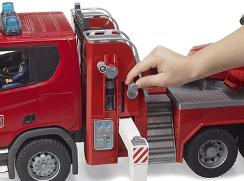 Bruder Scania Super 560R Feuerwehr mit Drehleiter, Wasserpumpe, L+S Modul 03591