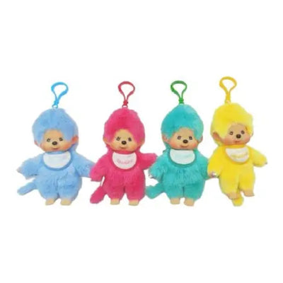 Vier Monchhichi Colors Schlüsselanhänger nebeneinander in Hellblau, Pink, Türkis und Gelb, jeder mit weissem Lätzchen und farbigem Clip