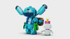 360-Grad-Rundumansicht des fertig gebauten LEGO Disney Stitch mit Ukulele