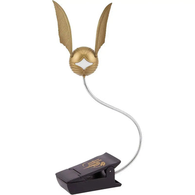 Goldener Schnatz als Leselampe mit silbernen Flügeln, Schwanenhals und schwarzem Clip mit HP-Logo, freigestellt