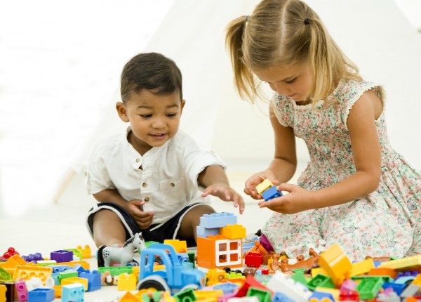 Moodbild_Kinder-spielen-mit-LEGO-DUPLO-Steinen_klein